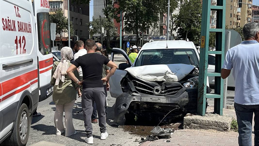 Konya merkezde kamyonet ve otomobil çarpıştı! Çok sayıda yaralı var 2